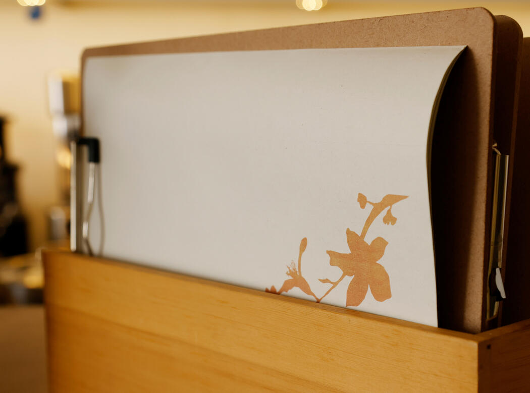Untitled Menus do Veggieterraneo em papel, com o motivo floral da identidade do restaurante