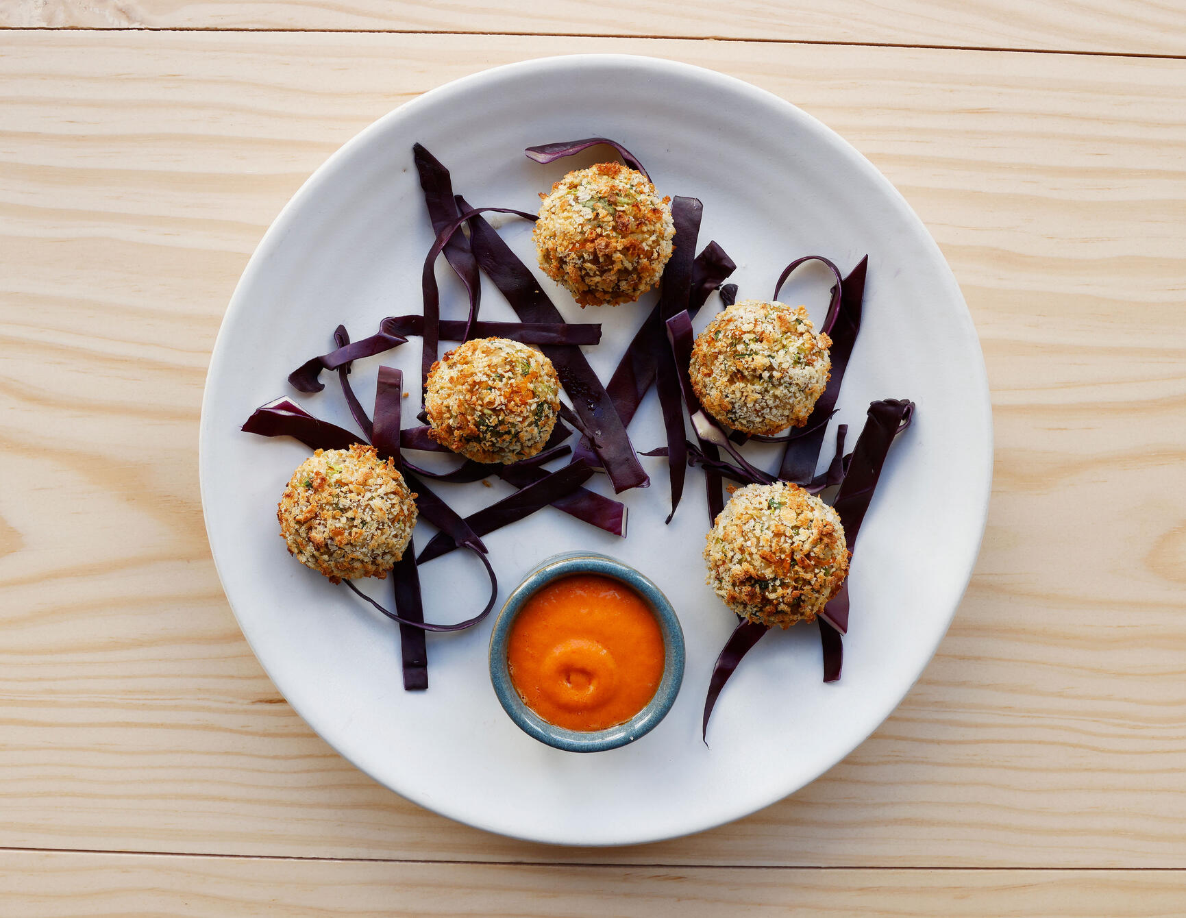 Bolas de arroz e legumes com molho de pimento vermelho, Veggieterraneo